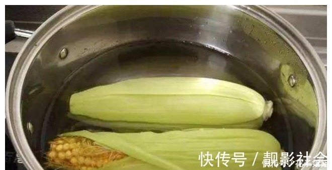 凉水|煮玉米，应该去皮煮还是带皮煮学会这样做，香甜好吃又有营养！