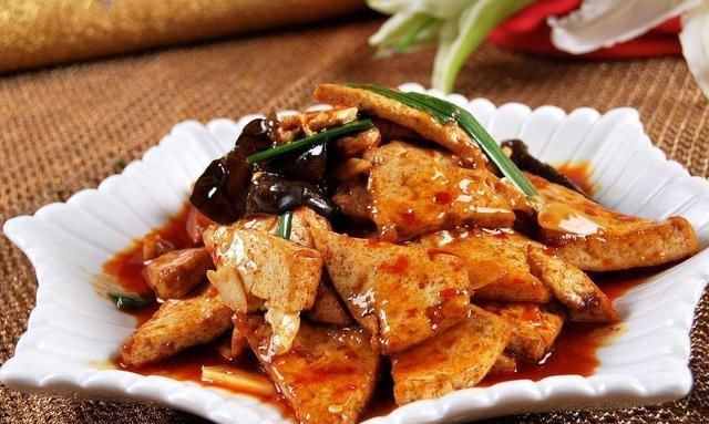 勾芡|炒家常豆腐时,牢记两个妙招,豆腐咸辣甜香,吃一口还想再吃