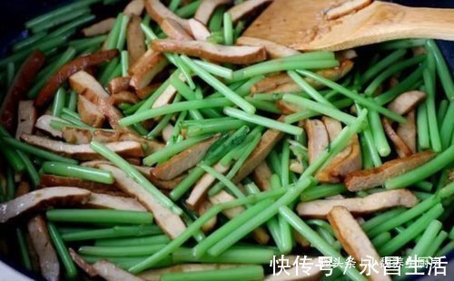 嫩叶|失眠最怕吃此菜,每天炒一盘,百吃不腻,失眠好了,一觉睡到天亮