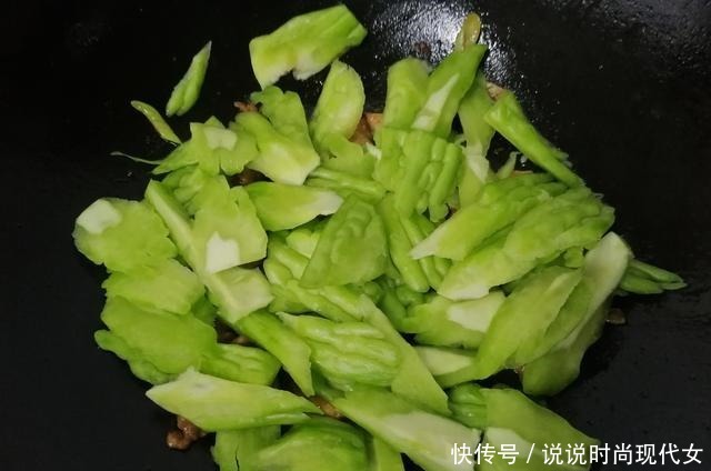 夏天最该吃的,不是黄瓜而是它,清热解暑,清心明目,全家爱吃!