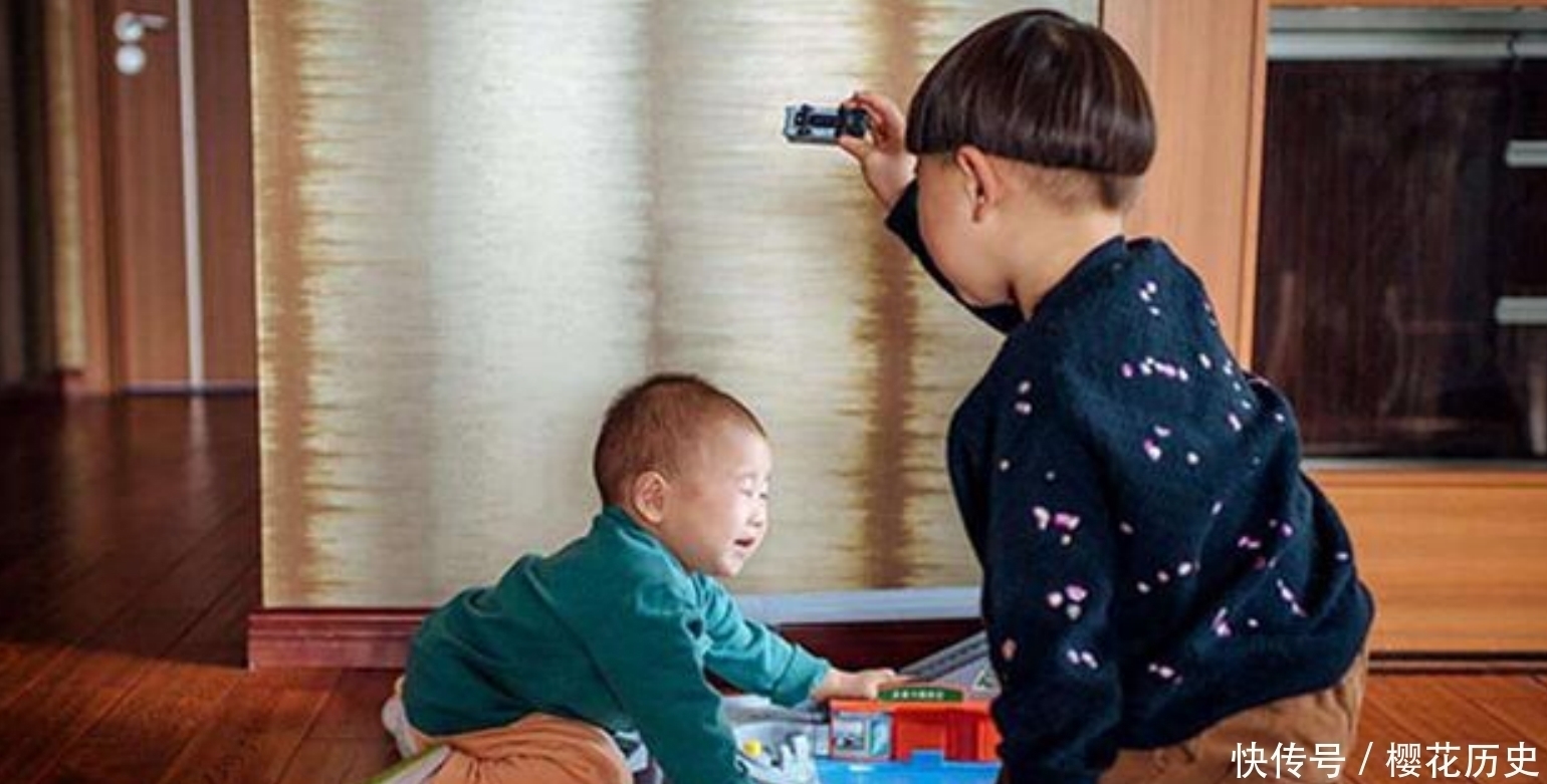 孩子|哥哥一亲近妹妹,妹妹却莫名哭闹,妈妈掀开妹妹衣服失声痛哭