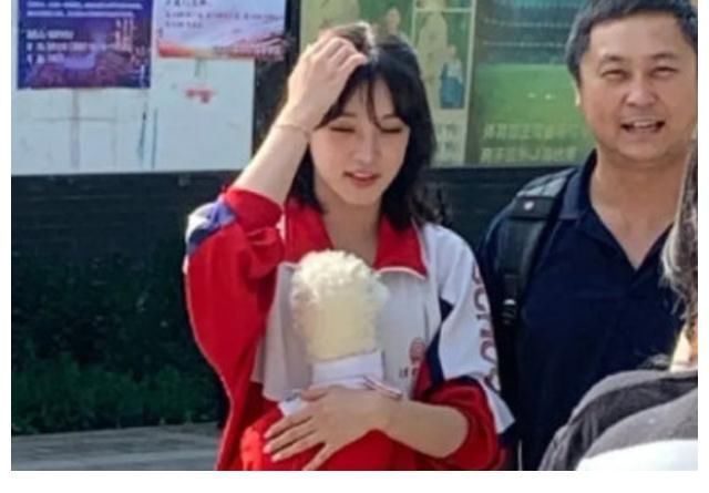 宋雨琦|宋雨琦回母校打卡最愛的披薩店,尺寸驚人,網友:確定吃得完?