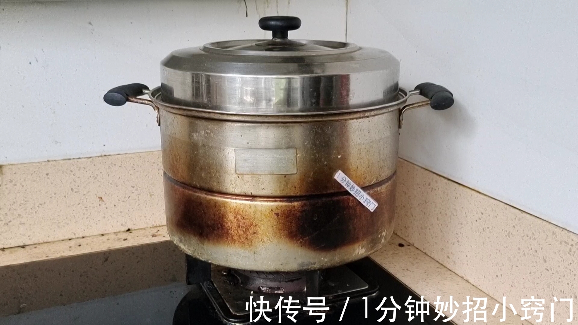 污垢|不锈钢锅发黑发黄怎么办?教你一招,抹一抹擦一擦,立马干净如新