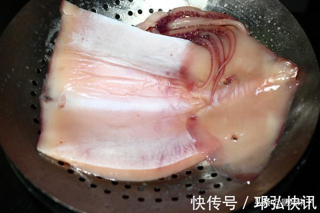 干鱿鱼只用水是泡不软的,厨师来了教你水发鱿鱼,海味干货变海鲜
