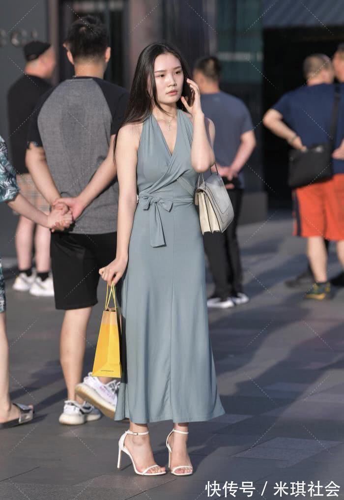高跟鞋 洋气又时尚的裹身裙穿搭，在腰间“打个结”，显腿长还有修身的效果