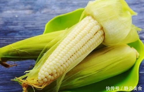 煮玉米，可不能只用清水，学会2招，煮出来的玉米才能又香又糯