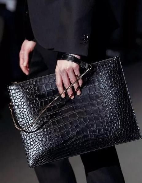 外国男士都爱用的手拿包，为何国人都不爱用？原因在这里