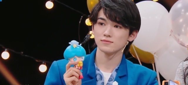 宋亚轩依旧是王牌局外人,收官聚会坐在边上,距离让人心疼!