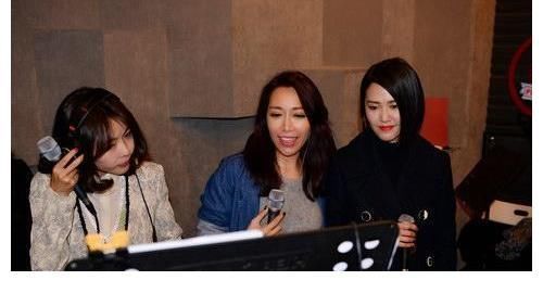 憑一首歌唱哭父母,靠《好聲音》爆火的“農(nóng)村美女教師”哪去了