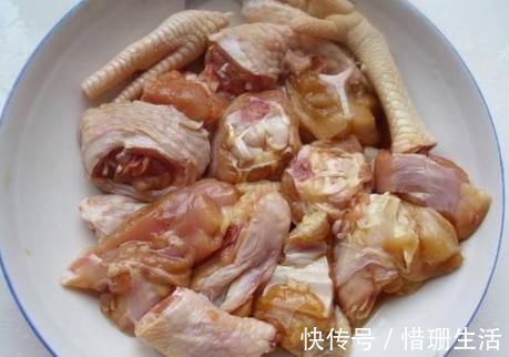 农家传统干炒鸡,做法简单用料讲究,鸡肉嫩滑入味有嚼头,解馋