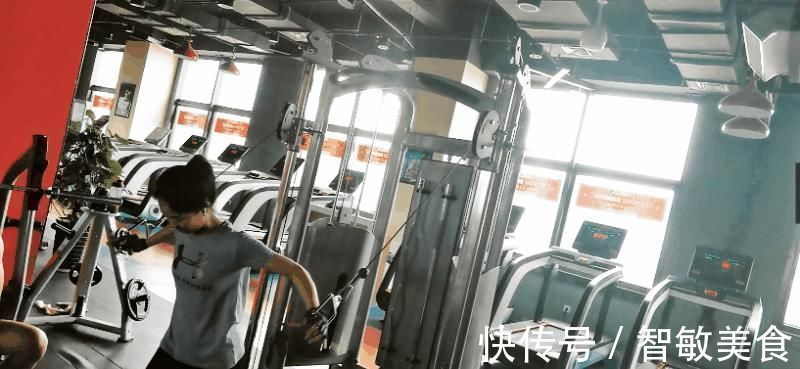 胸型|五个胸部动作，帮你改善驼背，让胸型更为饱满，上半身更有线条