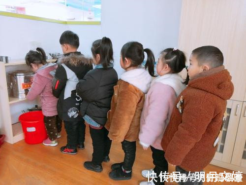 意识|“妈妈,为什么她能插队?”父母的回答,影响孩子的未来