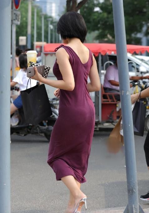 大长腿|街拍:短发美女颜值佳身材好,穿上吊带裙,这么美想不吸睛都难