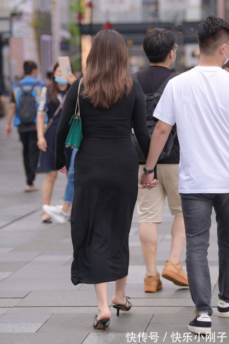 穿搭|小姐姐时尚的穿搭,黑色连衣裙,增添时尚气质