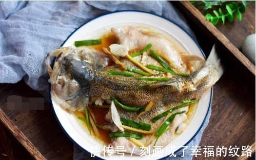 鲈鱼|这才是清蒸鲈鱼最好吃的做法,记住这3步,蒸出来又鲜又嫩滑