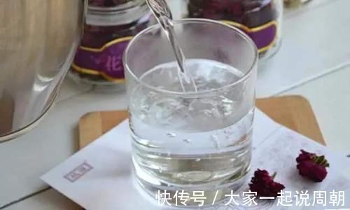 热水|夏天开水烫不能喝？教你4个开水变凉小妙招，只需几秒钟快速变凉