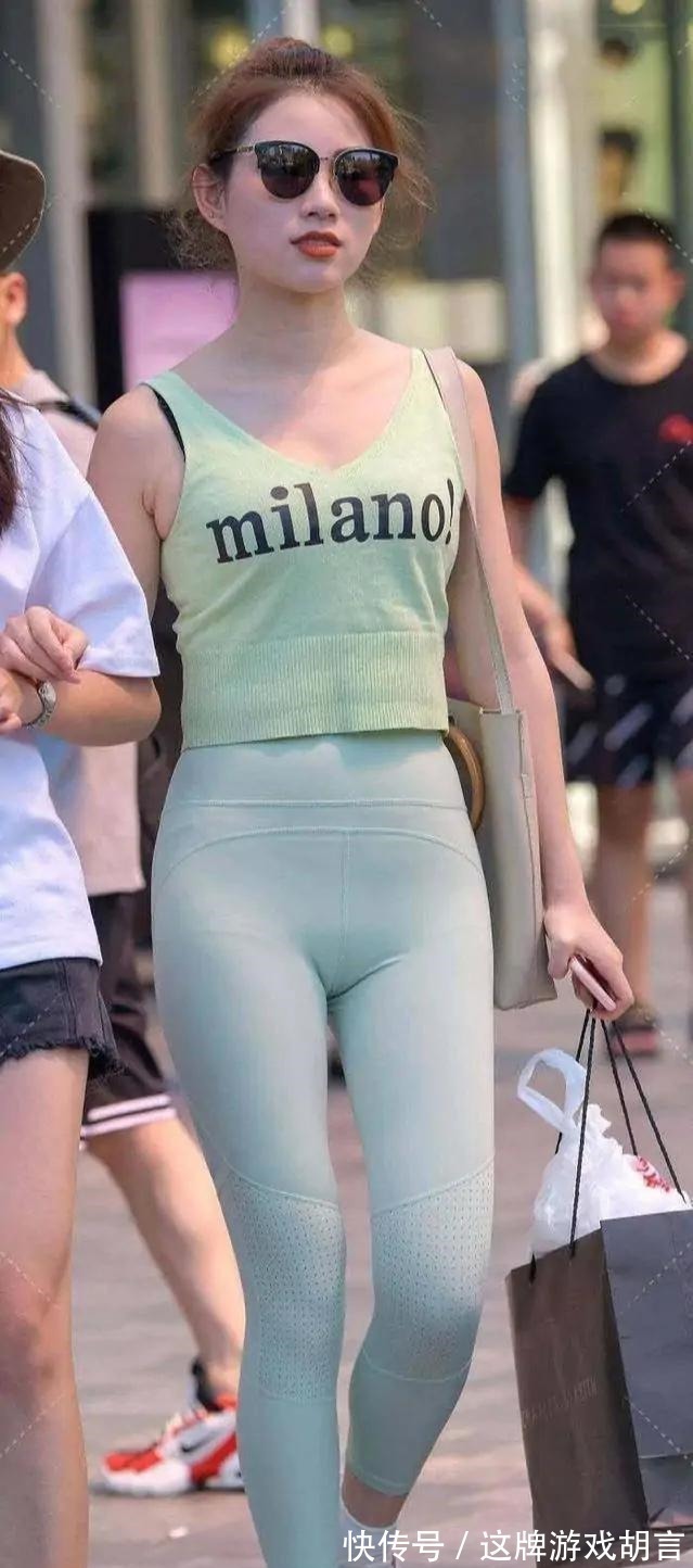 美女 善于身材管理的都市美女,都爱穿塑形减龄的瑜伽裤,真的实用!