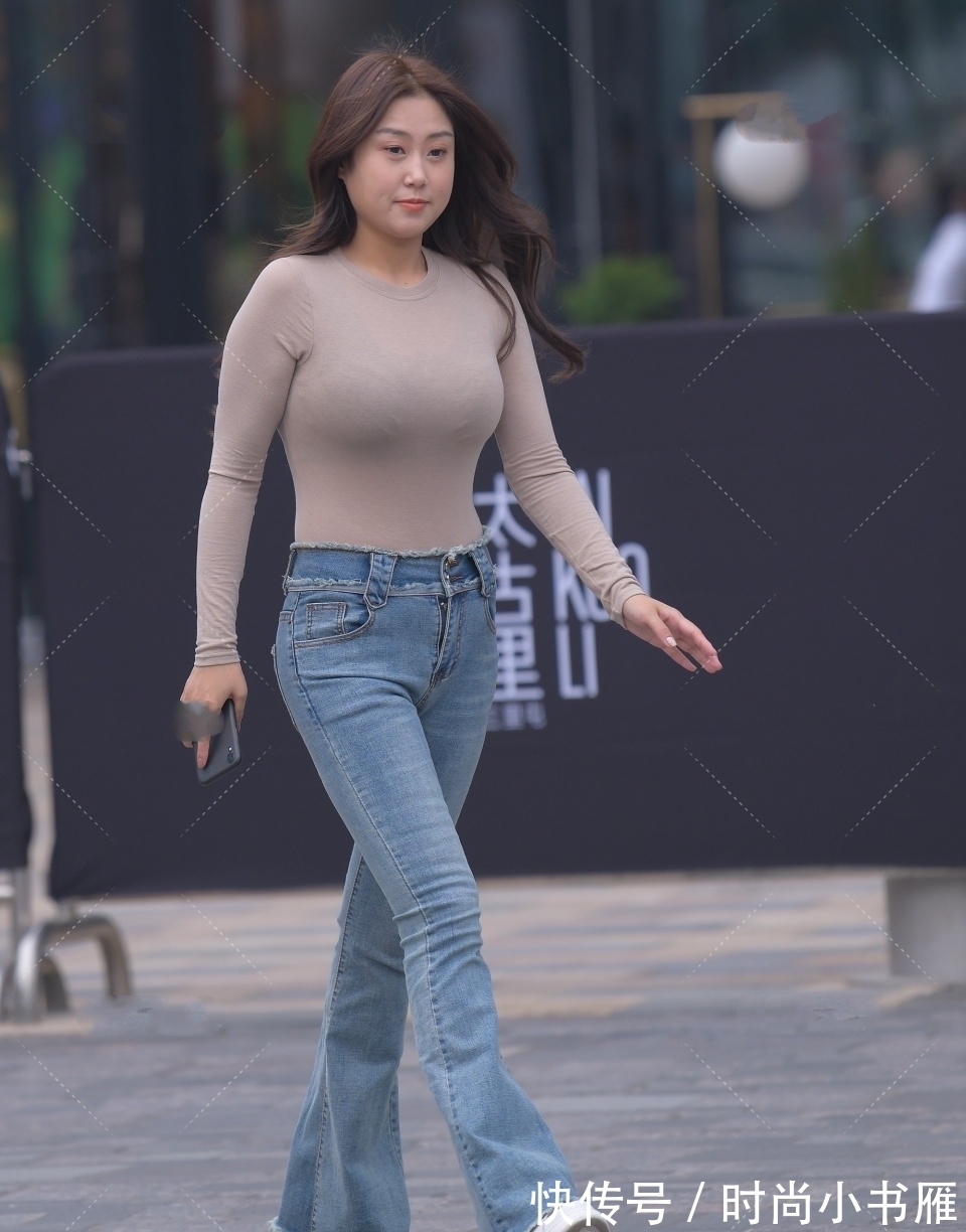 街拍 毛边喇叭牛仔裤,微胖女孩都爱穿,因为修身显瘦的效果特别好