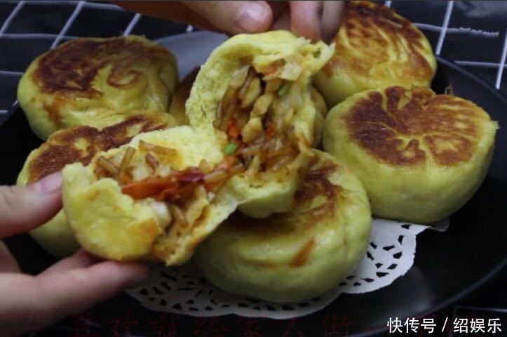 半颗白菜加1碗玉米面,锅内煎一煎,10分钟出锅,营养又好吃