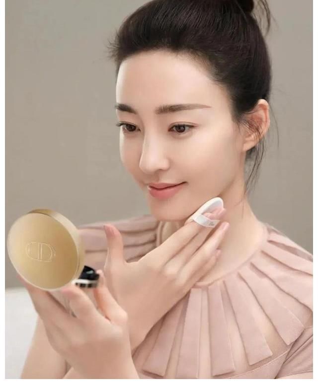 画眉|王丽坤：妆罢低声问夫婿，画眉深浅入时无