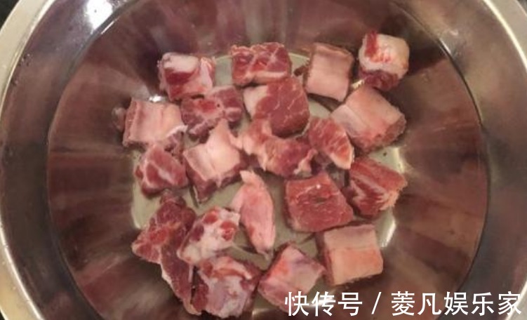 买排骨，只挑大的是“外行”！牢记“买3不买3”，保证新鲜又营养