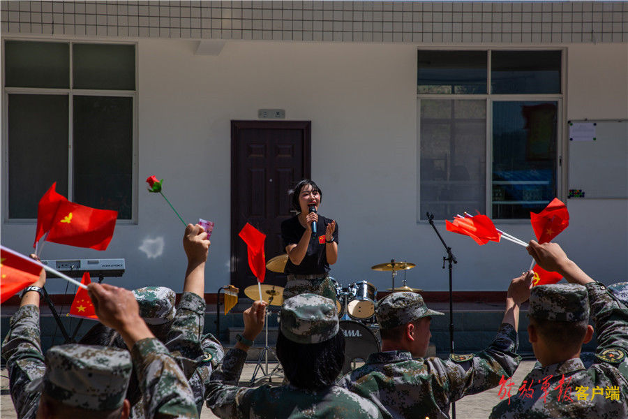 文艺|没有华丽的舞台和灯光，这场文艺巡演为何让官兵拍手叫好