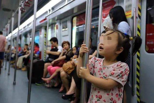 爸爸|地铁上,爸爸带女儿等地铁的照片火了,网友最高级别的炫富