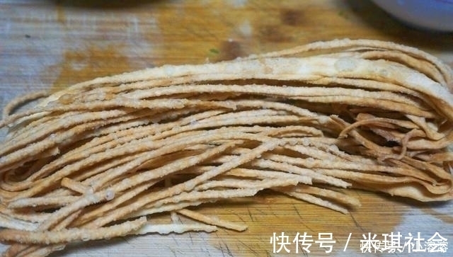 韭菜和它是绝配，不出汤，味更鲜，比韭菜鸡蛋的好吃，还不用活面