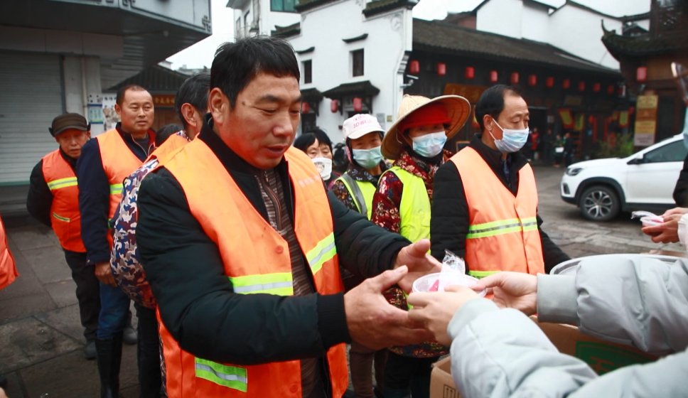 传统节日|龙游溪口志愿者送上暖心腊八粥，愿好运“粥”而复始