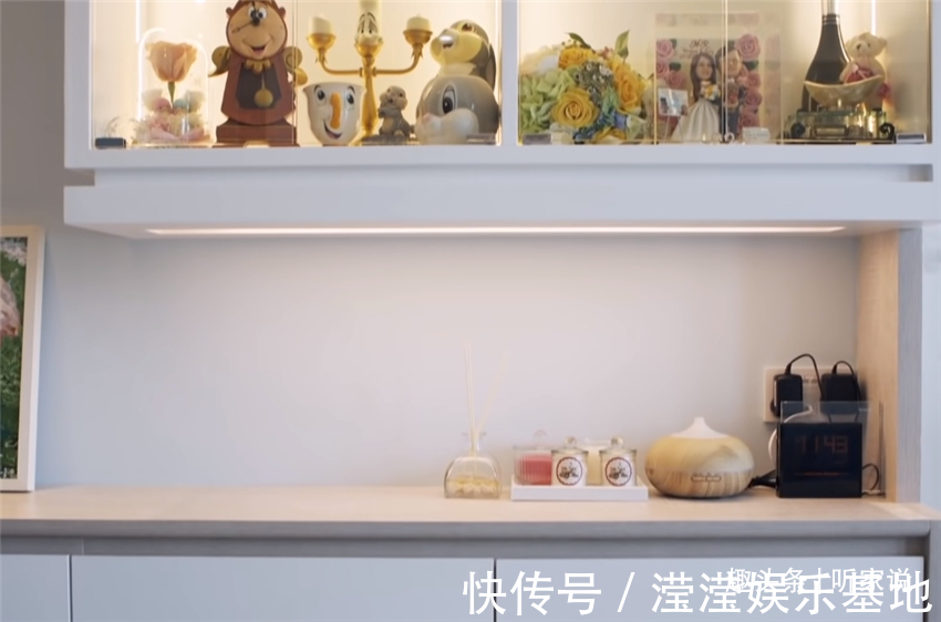 悬柜|香港90后夫妻买下35㎡小家,利用3米层高做书房,一层当两层