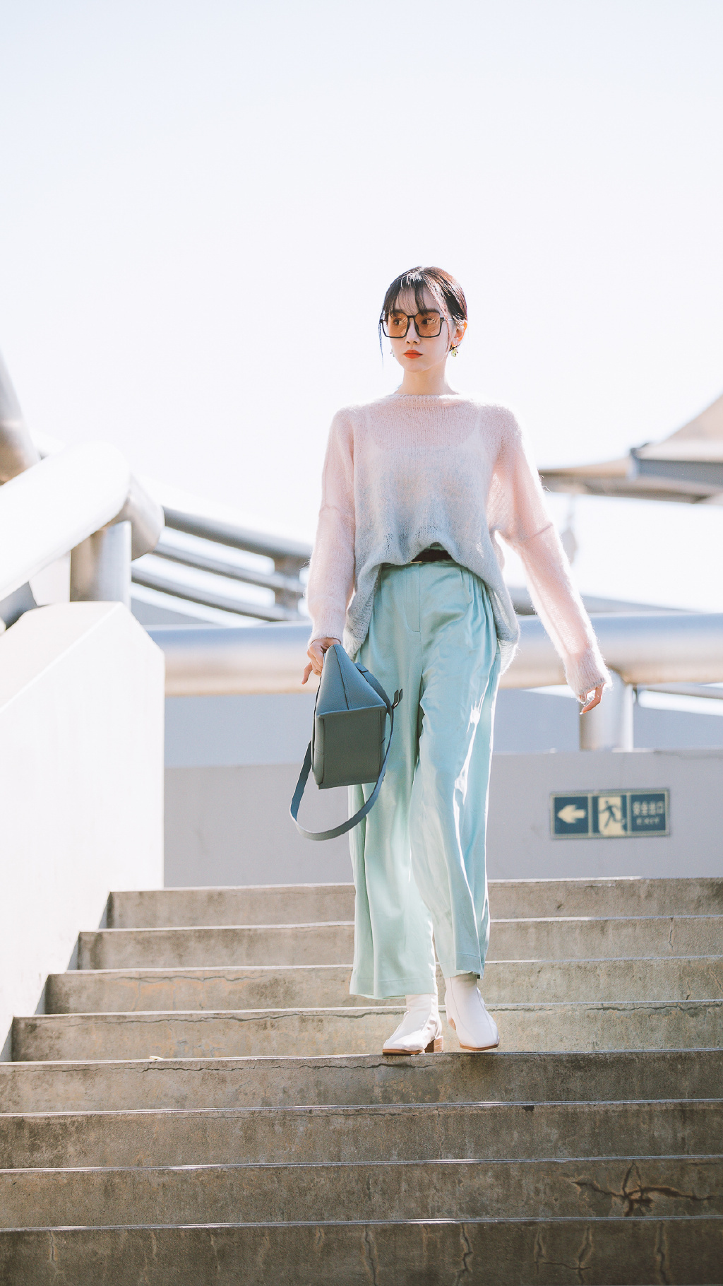 太会|陈小纭真的太会穿了穿黑色连衣裙秀出凹凸有致身材,美出新高度