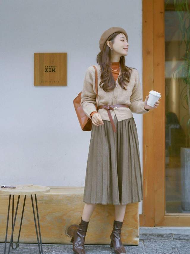 半身裙|女生博主秋冬穿搭指南,针织开衫搭配百褶半身裙,高贵优雅又温柔