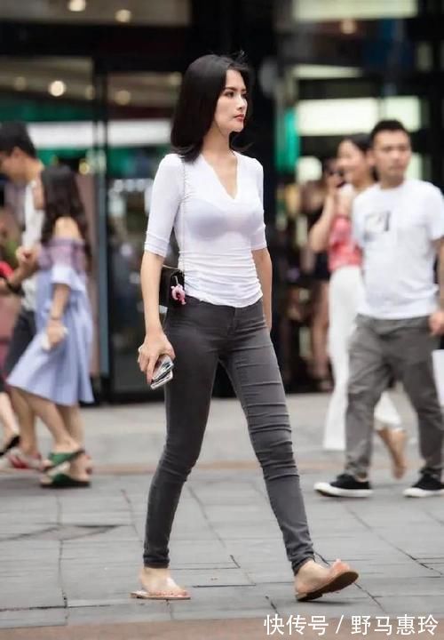 牛仔裤|街拍:为了追求简单美,时尚女生这样穿搭牛仔裤,利落又好看
