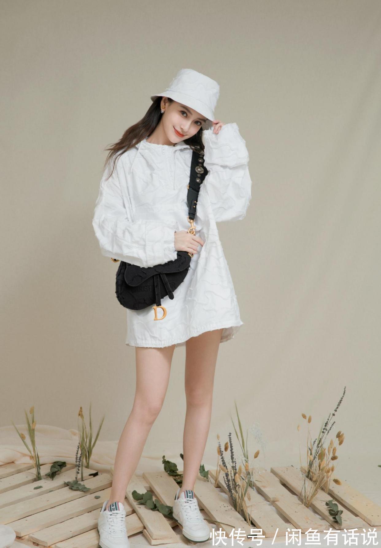 机场 baby走机场不低调,从头到脚都是大牌,还拎20万包一看就是富婆