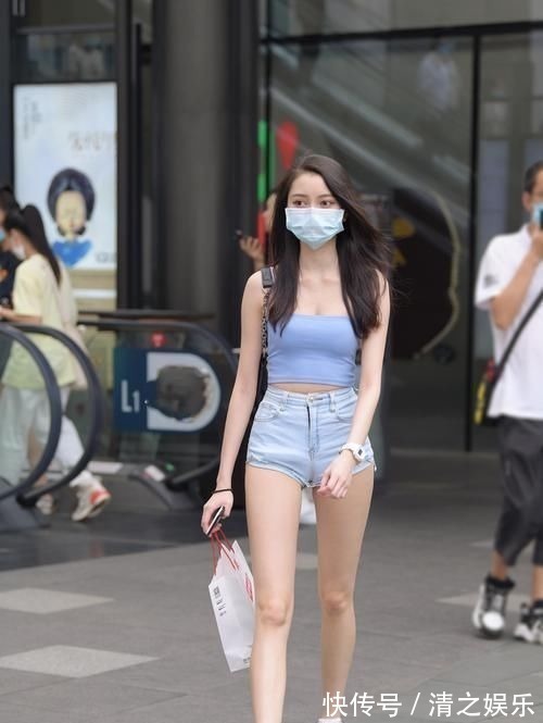 小背心 小姐姐们的小背心配热裤,烂大街的穿搭却让人百看不厌