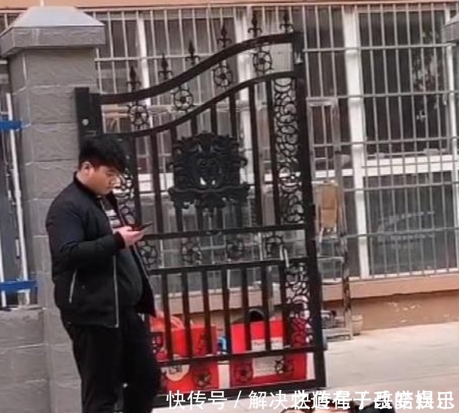 小区|女儿小区撒泼躺地,宝爸淡定看手机,对峙2小时,网友:都是狠人