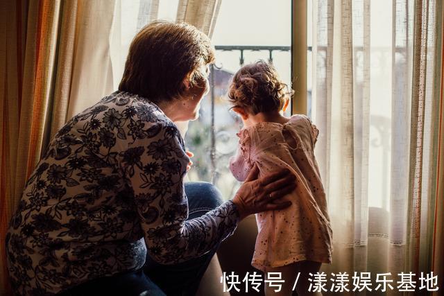 二胎|52岁大妈催儿媳生孩子不成,赌气生二胎:我有6套房,你不生我生