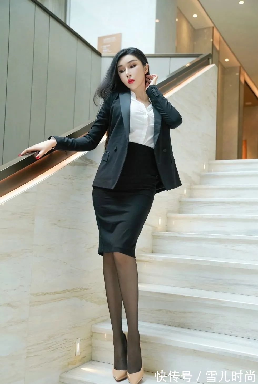 西装裙 小姐姐身穿西装裙成熟稳重,时尚又减龄绽放优雅气质