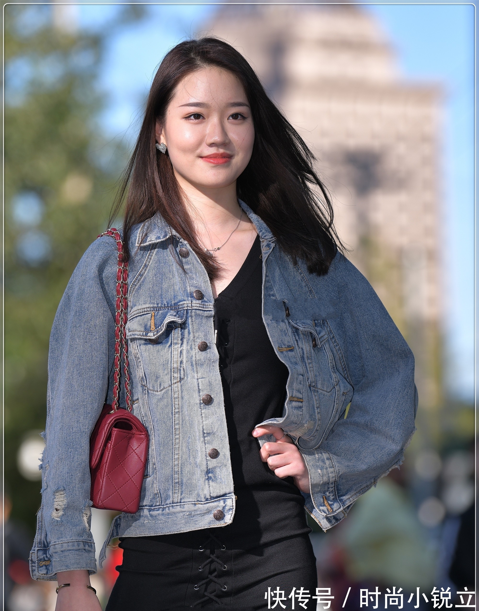 小姐姐|宽松牛仔外套搭配黑色连衣裙，干净素雅，满满少女感