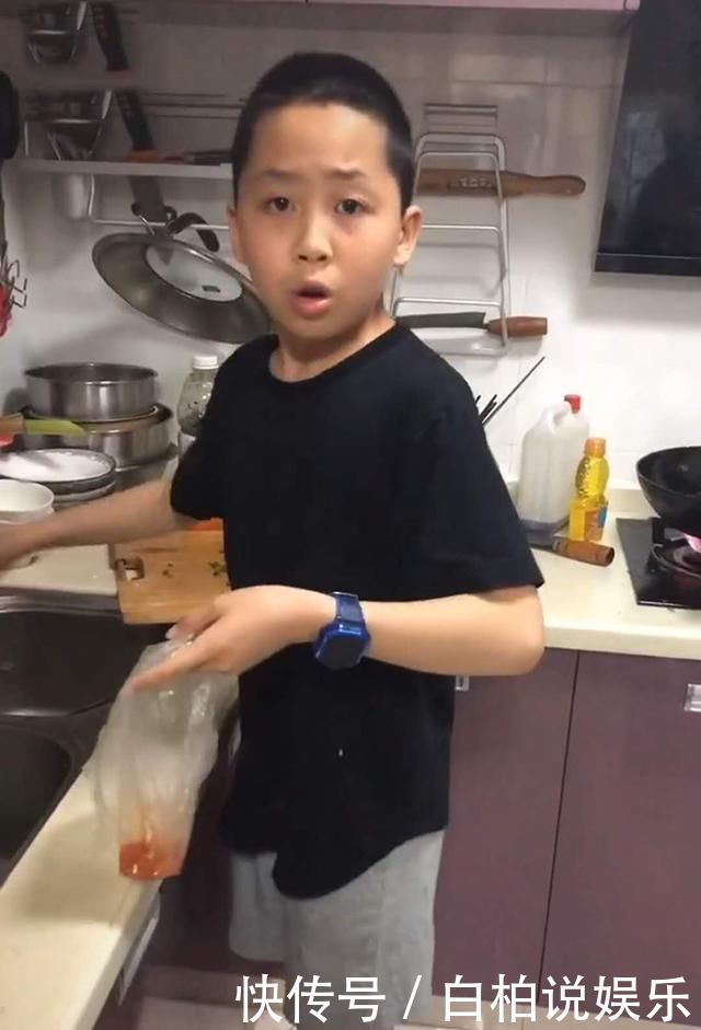 儿子半夜“偷偷”做宵夜,馋嘴妈妈掐点蹭饭,网友吃货母子