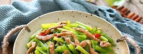 芹菜肉丝,肉丝先下锅就错了,难怪肉丝发柴不好吃,这样做才对