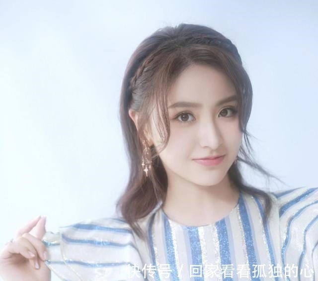 金子涵加盟《我们恋爱吧》，条纹蝴蝶袖裙清新，呆萌可爱表情包！