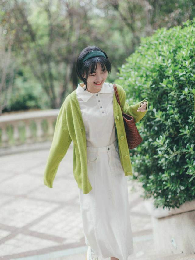 风衣|秋季，女神博主穿搭示范，白衬衫+针织背心搭配牛仔裤，高级洋气