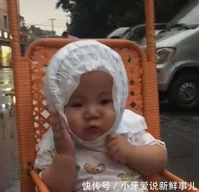 宝妈带宝宝出门突然下起雨,宝妈急中生智的做法,让人忍不住想笑