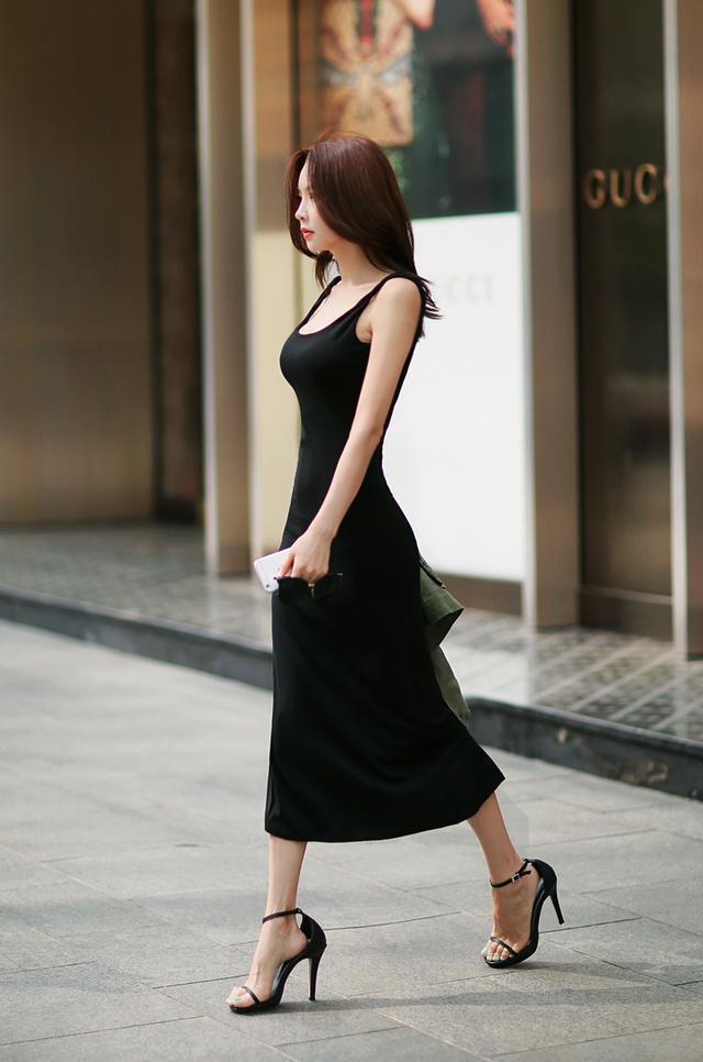 自带|美女街拍:优雅的长裙自带女神气场,更能展现优美的S曲线