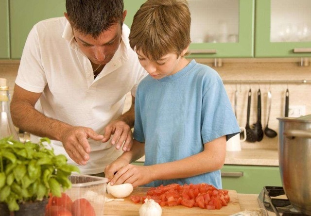 父母|“懒人巨婴”杨锁:刨坑上厕所,烧家具取暖,23岁被饿死家中