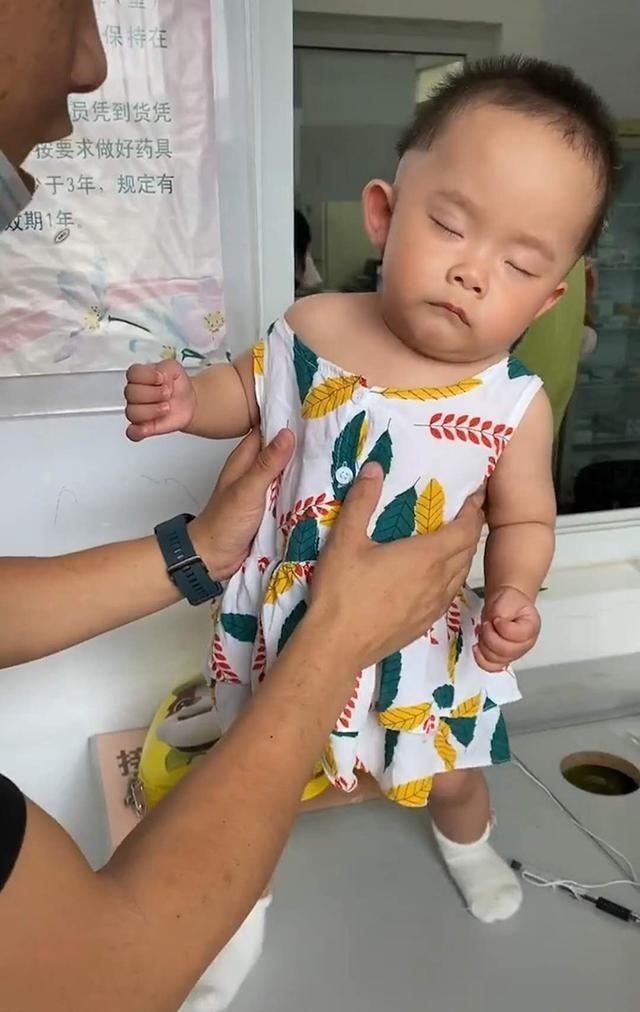 爸爸带宝宝去打针,宝宝企图“装睡”蒙混过关,爸爸叫醒方式亮了