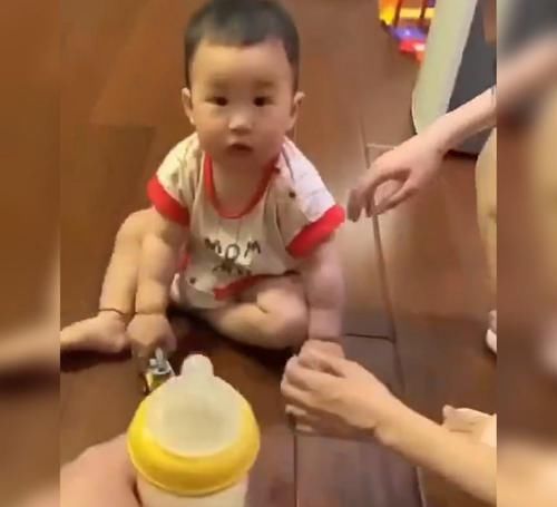 萌娃因“奶瘾”超大走红，网友：建议直接把娃送到戒奶所比较好！