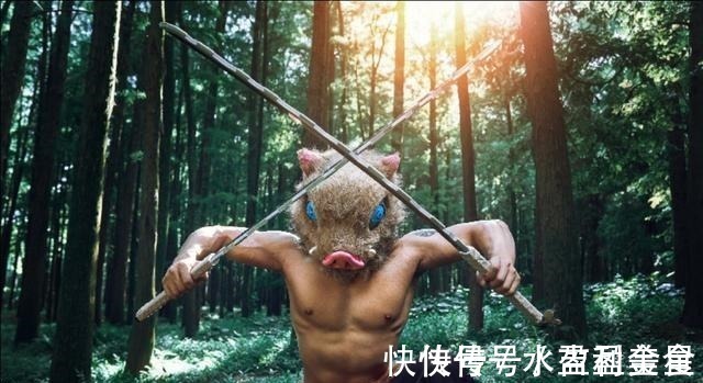 样貌|鬼灭之刃95后肌肉小哥cos伊之助意外走红，网友这身材绝了