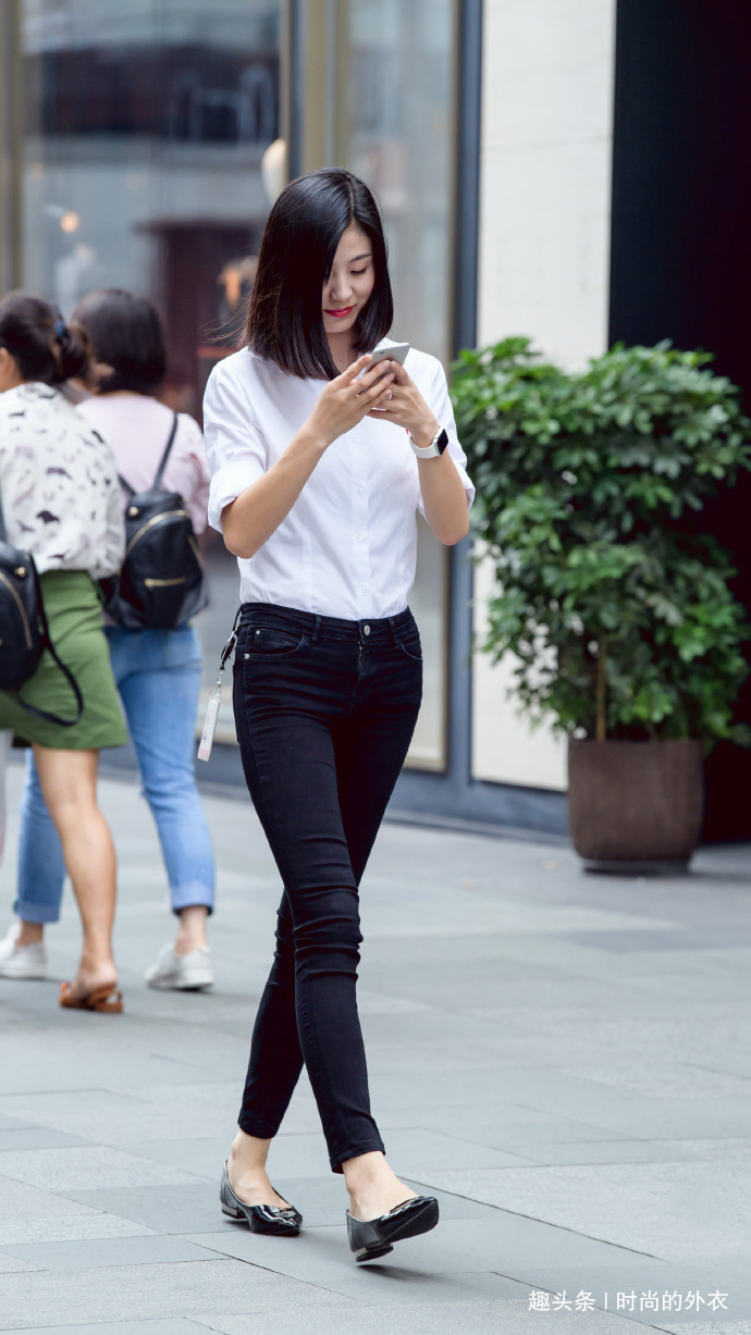 小姐姐还|想穿牛仔裤打造通勤风,搭配一件白色衬衣就够了,简单大方又干练